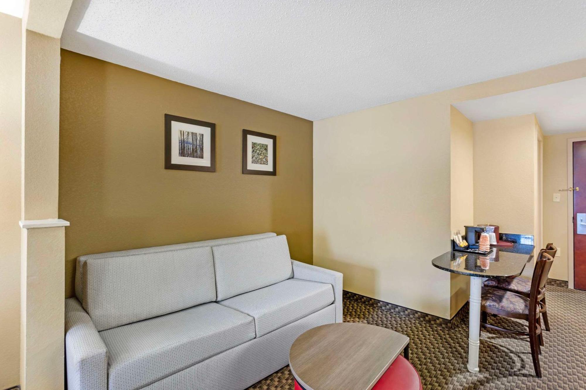 Comfort Inn & Suites Carneys Point Exterior photo